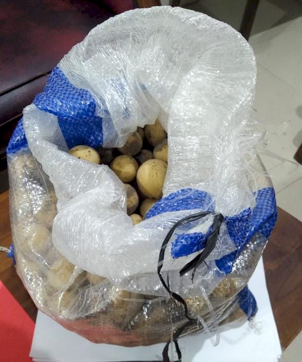 Karung yang berisi buah duku tempat penyeludupan ekstasi/ist