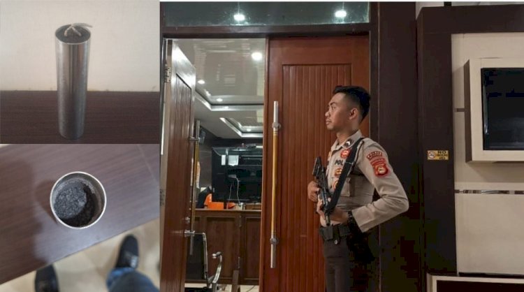 Barang bukti tabung bubuk mesiu, dan petugas kepolisian saat melakukan pengamanan di ruang sidang/ist