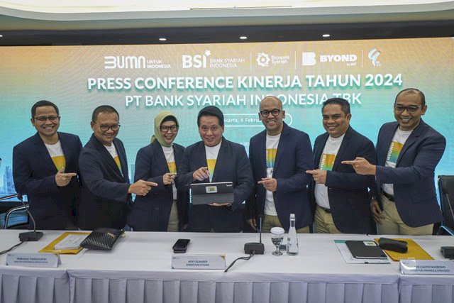 Direktur Utama PT Bank Syariah Indonesia Tbk (BSI) Herry Gunardi bersama jajaran direksi lainnya/ist