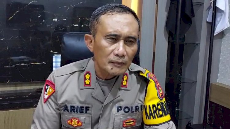 Kabag Ops Polrestabes Palembang AKBP Arief Wibowo saat diwawancarai awak media/ist