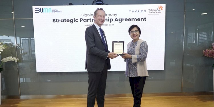 VP Asia Region – Thales Nicolas Bouverot (Kiri) dan Direktur Enterprise & Business Service FM Venusiana R (Kanan) dalam acara penandatanganan Strategic Partnership Agreement (SPA) antara Telkom Indonesia dengan Thales, beberapa waktu yang lalu/Ist
