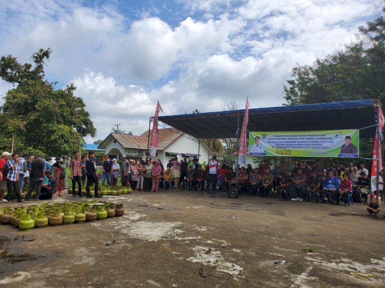 Warga Kabupaten Muara Enim mengantre untuk membeli gas elpiji 3kg. (Noviansyah/RMOLSumsel.id)