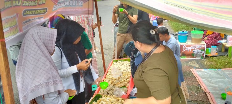 Pembeli menyerbu kuliner pempek tumpah yang harganya murah meriah hanya Rp 1.000. (Ansyori Malik/RMOLSumsel.id)