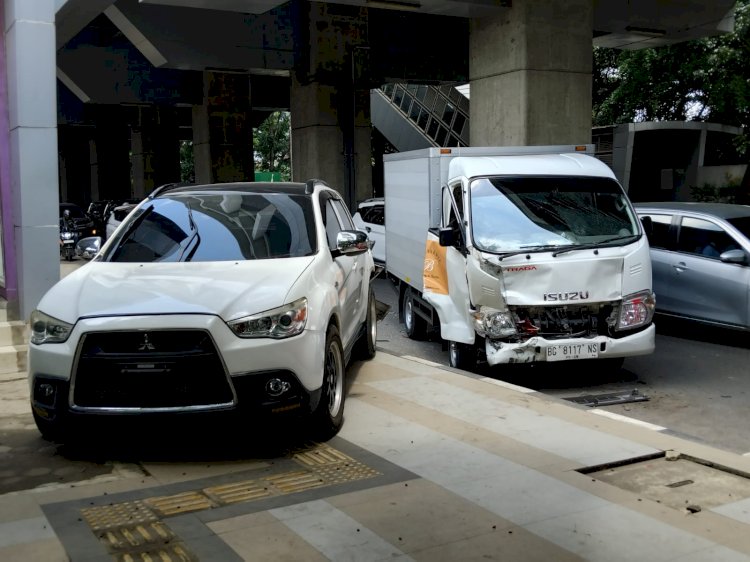 Kondisi mobil Outlander naik ke trotoar usai ditabrak mobil box pengangkut roti Brasserie di Jalan Angkatan 45 Palembang. (Fauzi/RMOLSumsel.id)