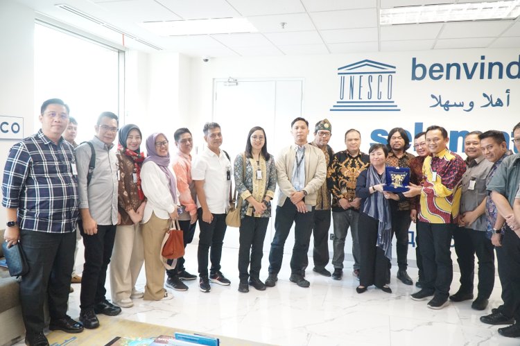 Penjabat (Pj) Wali Kota Palembang, Cheka Virgowansyah, didampingi beberapa pejabat Pemkot Palembang, mengunjungi Kantor Regional United Nations Educational, Scientific and Cultural Organization (UNESCO) di Jakarta, Kamis (6/2/2025). (Handout)
