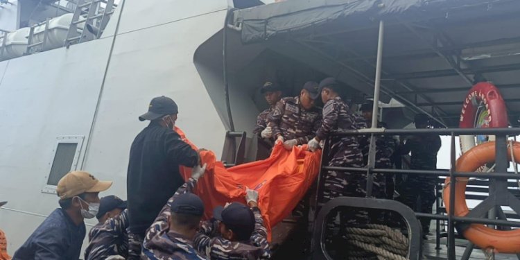 Prajurit TNI Angkatan Laut dari KRI Mata Bongsang-873 mengevakuasi jurnalis Metro TV, Sahril Helmi yang ditemukan oleh nelayan dalam keadaan meninggal dunia/Ist