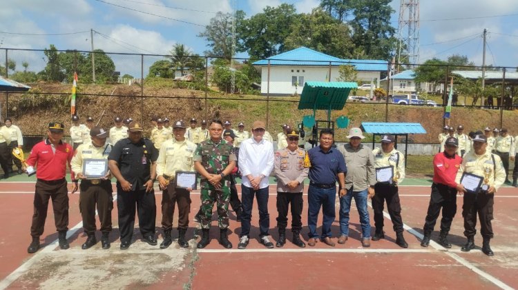 VPA PT PP Lonsum Indonesia Tbk, Indra Purnama bersama Dandim 0406 Lubuklinggau, Letkol Inf Arie Prasetyo, memberikan penghargaan kepada para security/ist