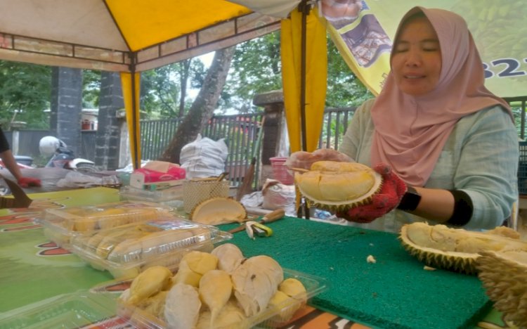 Durian Kupas Bibik Permirsa yang berada di Jl Jenderal Bambang Utoyo di depan Hutan Kota Muara Enim/Foto: Noviansyah