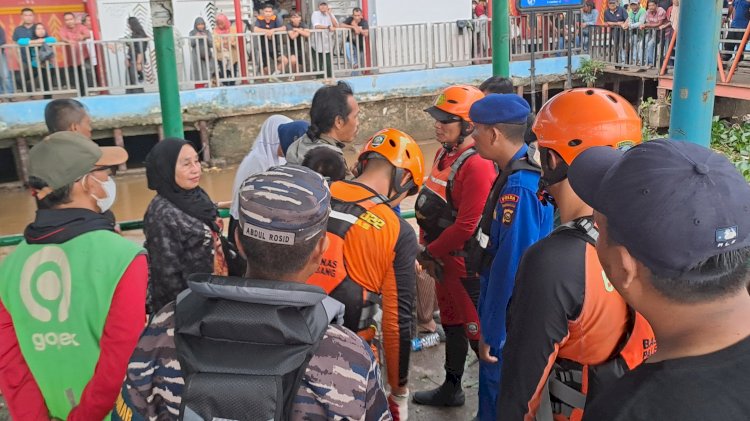 Tim SAR melakukan pencarian pelajar yang tenggelam di Sungai Musi/ist