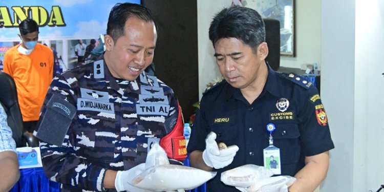 Komandan Satgaspam TNl AL Bandara Juanda, Letkol Laut (P) Dani Widjanarka (kiri) bersama barang bukti BBL yang akan diselundupkan ke Singapura/Ist