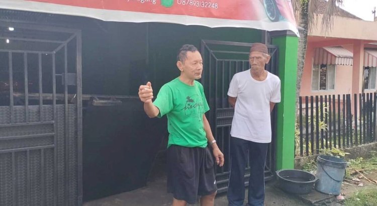 Nusir (berbaju hijau), penghuni rumah target pencurian/Dokumentasi Polsek Kayuagung