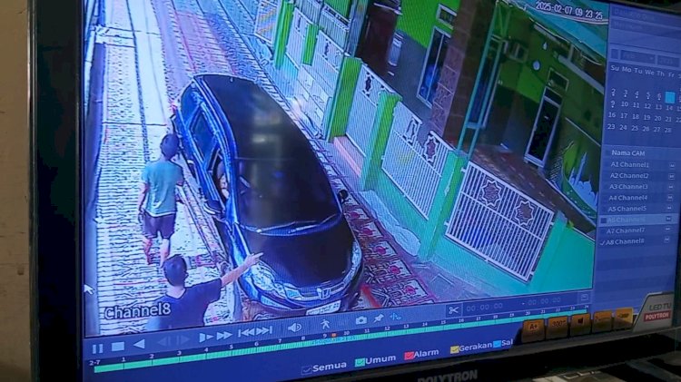 Tangkapan layar pengendara mobil melindas sajadah/repro