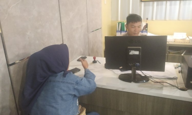  Neliwati (36) mendatangi ruang pengaduan Sentra Pelayanan Kepolisian Terpadu (SPKT) Polrestabes Palembang/Foto: Denny Pratama