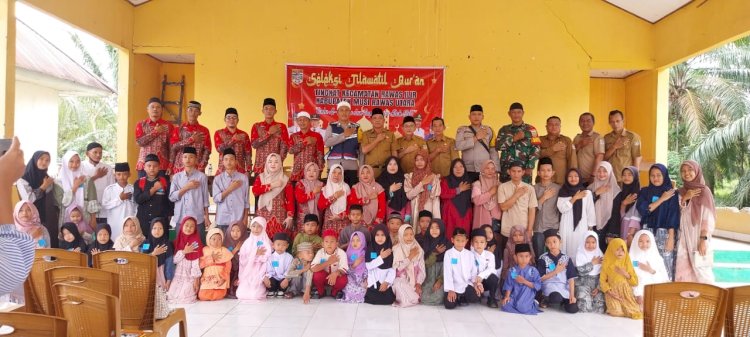  Camat Rawas Ilir Husin foto bersama dengan peserta. (alam/rmolsumsel.id) 