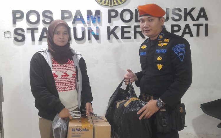 Pengembalian barang bawaan penumpang yang tertinggal. (ist/rmolsumsel.id) 