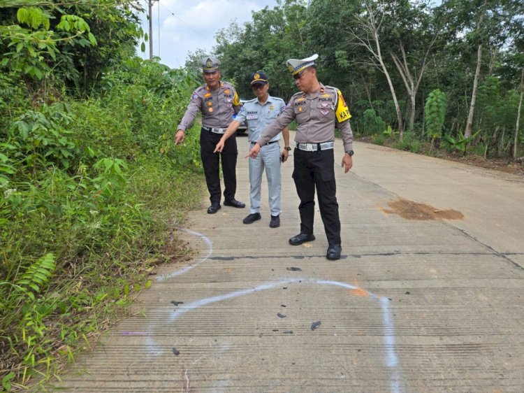 Polisi saat melakukan olah TKP/ist