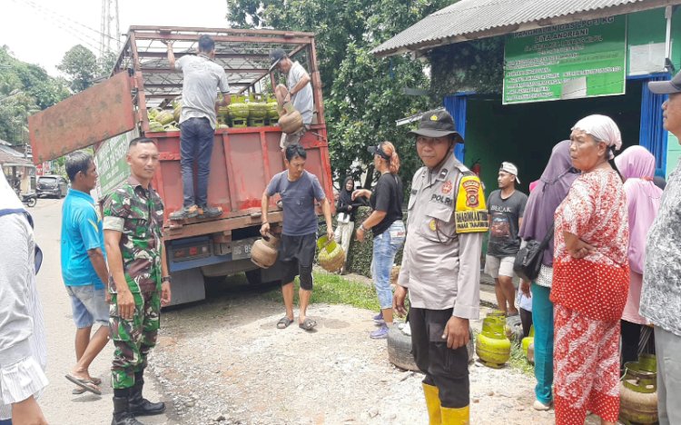 Jajaran Polres Muara Enim melaksanakan kegiatan monitoring pendistribusian LPG 3 kg yang tersebar di seluruh wilayah hukum Polres Muara Enim/Noviansyah