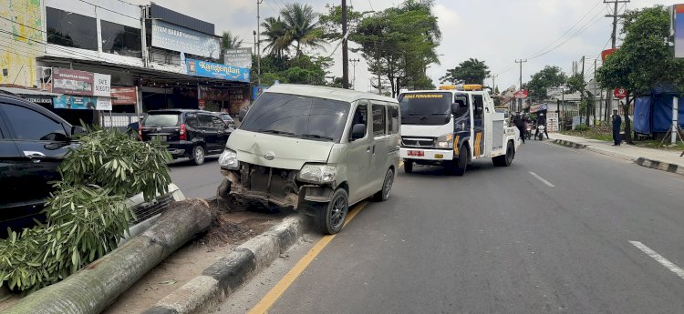 Mobil Daihatsu Grandmax usai menabrak pembatas jalan Basuki Rahmat Palembang /Foto: Fauzi