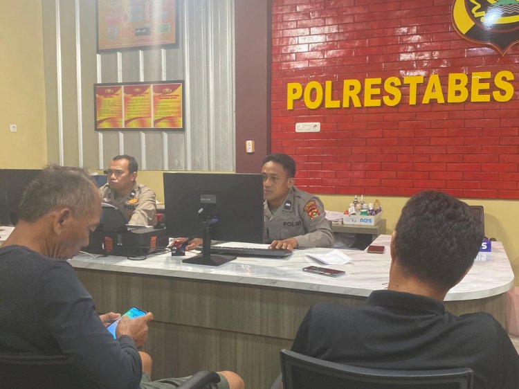 Korban Syamsudin ketika membuat laporan polisi di SPKT Polrestabes Palembang/Foto: Denny Pratama