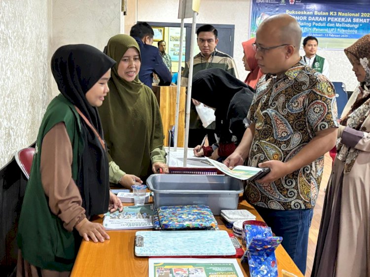 Hendy Nugroho Manager PLN UP3 Palembang saat melihat olahan sampah jd manfaat. (Humas PLN)