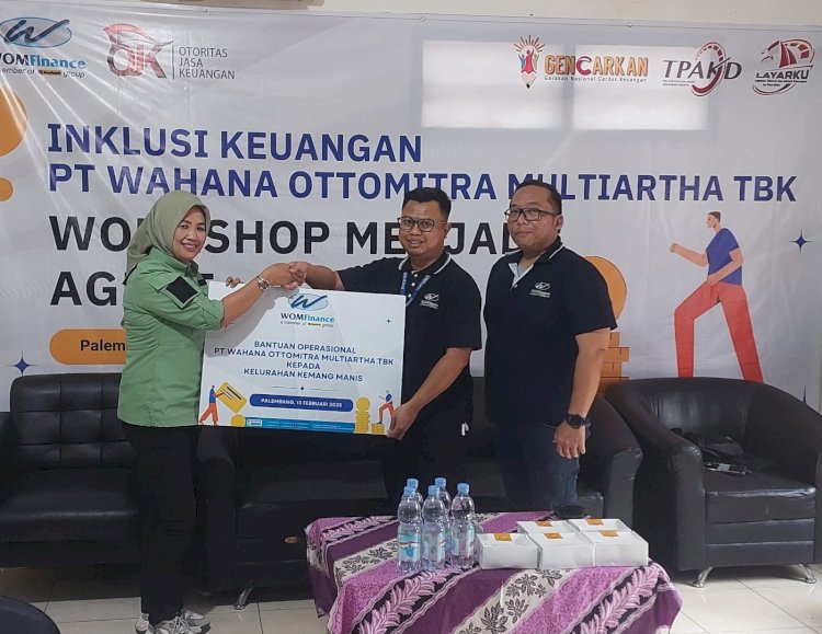 WOM Finance menyerahkan bantuan operasional ke Kelurahan Kemang Manis. (ist/rmolsumsel.id) 