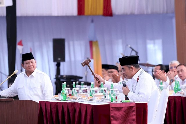 Prabowo Subianto (kiri) menghadiri Kongres Luar Biasa Gerindra dan ditetapkan sebagai Ketum hingga 2030. Foto: Instagram/ @prabowo