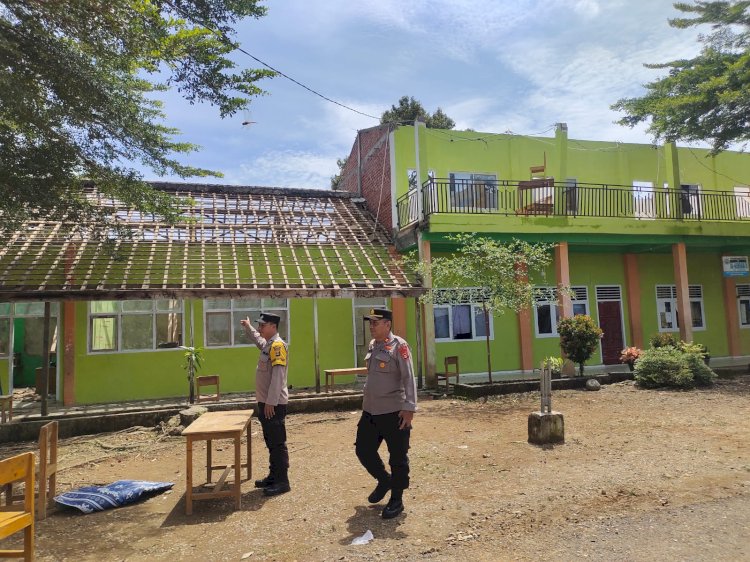 Atap bangunan di Ponpes Al Azhar Desa T1 Bangun Sari, Kecamatan Purwodadi, Kabupaten Musi Rawas rusak disapu angin puting beliung.(Polres Musi Rawas/rmolsumsel.id)