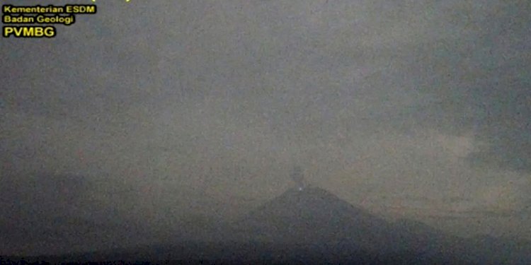 Erupsi Gunung Semeru pada Jumat malam, 14 Februari 2025/Repro