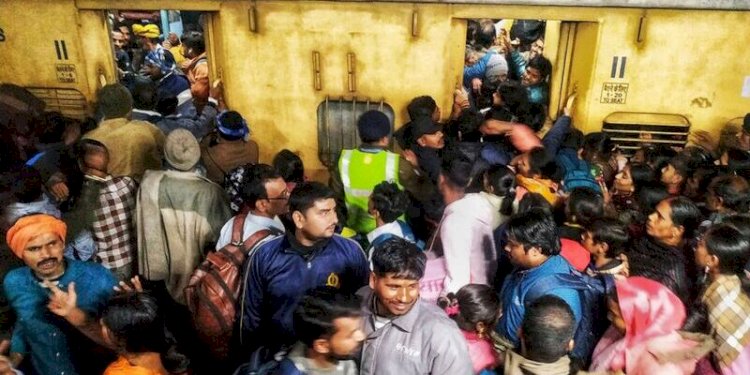 penumpang berdesakan satu sama lain untuk naik kereta menuju festival Hindu di India utara/AP