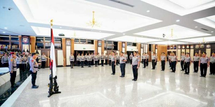 Kapolri, Jenderal Polisi Listyo Sigit Prabowo memimpin upacara kenaikan pangkat (korps) rapor 22 pejabat di Rupatama Mabes Polri, Jakarta Selatan pada Jumat, 14 Februari 2025. Foto: Humas Polri.