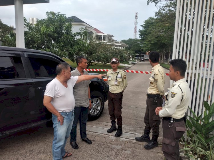 Anggota DPRD Sumsel Toyem Rakembang dan warga dihadang Satpam perumahan Citra Grand City lantaran belum membayar iuran IPL/Foto: Dudi Oskandar