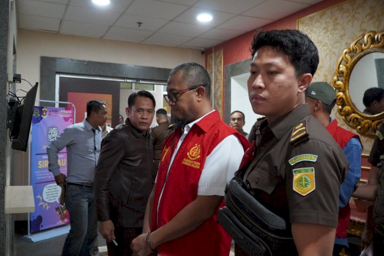 Kadis PUPR Banyuasin Apriansyah mengenakan rompi tahanan/Penkum Kejati Sumsel