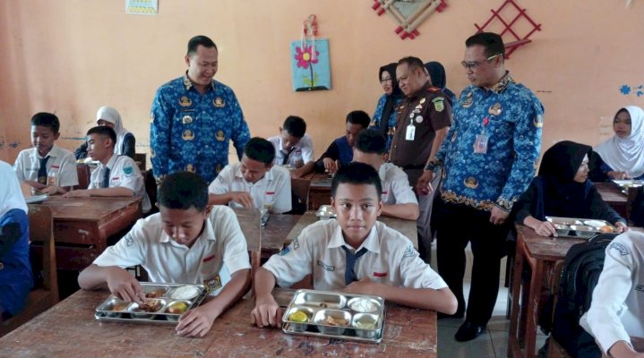  Pj Bupati Muara Enim Henky Putrawan bersama Forkopimda dan tinjau pelaksanaan program Makan Bergizi Gratis/ist