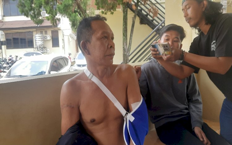Iskandar korban pembacokan di Desa Sungai Lebung Kecamatan Pemulutan Kabupaten Ogan Ilir saat mendatangi Subdit III Jatanras Ditreskrimum Polda Sumsel /Foto: Fauzi