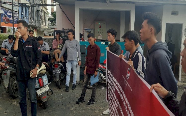 Mahasiswa dari Gerakan Pemuda Mahasiswa Sumatera Selatan (GAASS) saat melakukan aksi demo di Daviena Aesthetic Clinic di Jalan Basuki Rahmat Palembang Mahasiswa dari Gerakan Pemuda Mahasiswa Sumatera Selatan (GAASS) saat melakukan aksi demo di Daviena Aesthetic Clinic di Jalan Basuki Rahmat Palembang /Foto: Fauzi