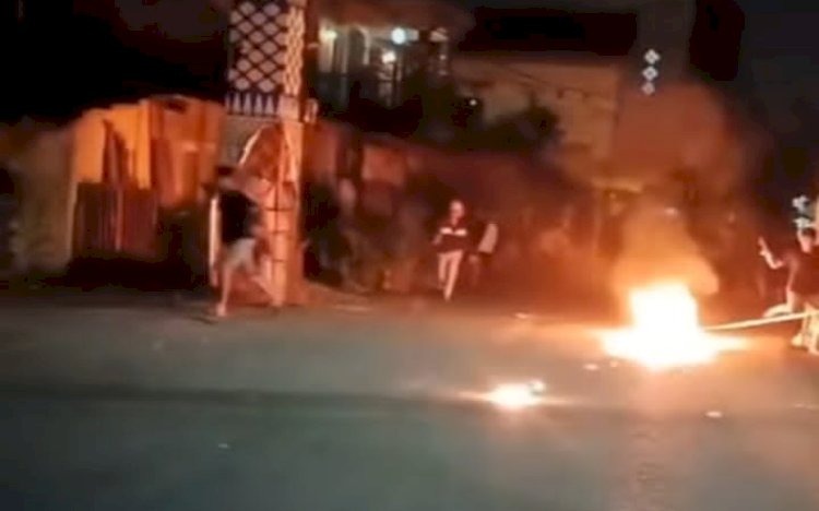 Tangkapan layar aksi tawuran dua kelompok remaja di Jalan Sultan Agung Palembang pada Selasa dini hari /repro