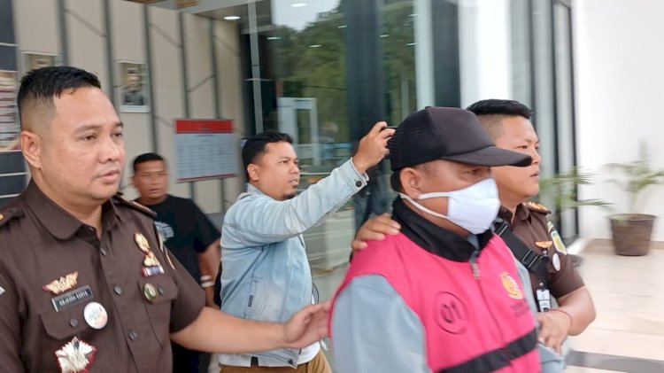 Mantan Kades Petanang digiring penyidik kejari Muara Enim/ist