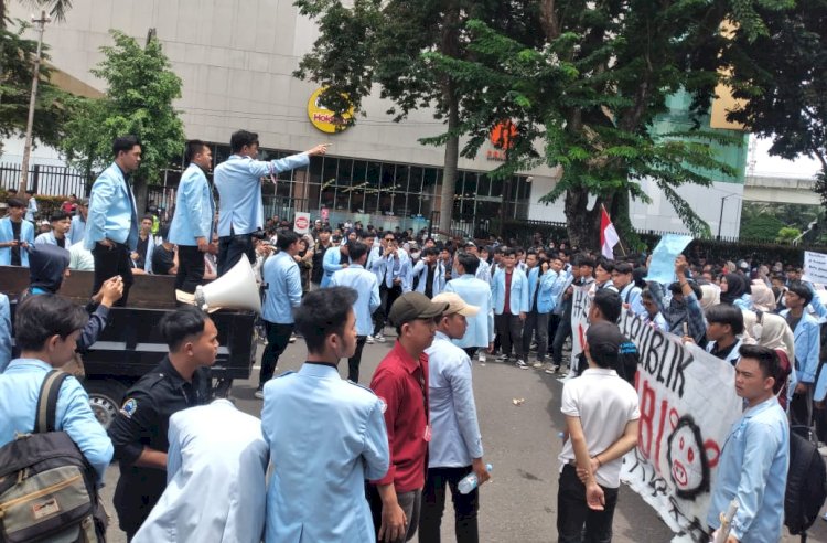 Mahasiswa UIN Raden Fatah mulai memadati kawasan DPRD Sumsel/Foto: Dudi Oskandar