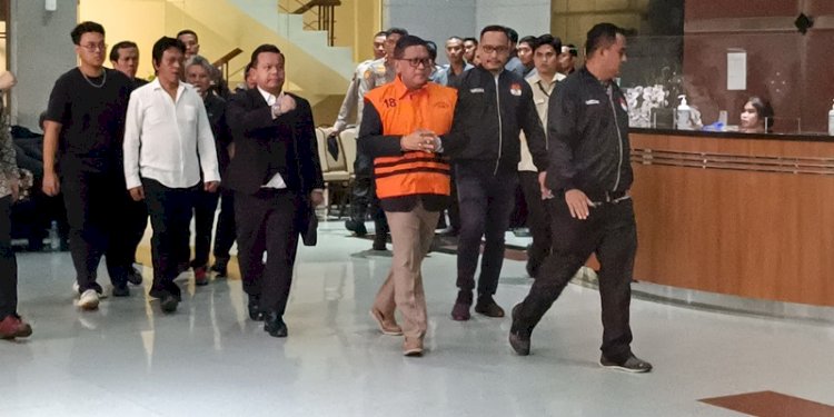 Sekretaris Jenderal (Sekjen) DPP PDIP, Hasto Kristiyanto (HK) resmi mengenakan rompi oranye di Gedung Merah Putih KPK, Jakarta, Kamis, 20 Februari 2025/RMOL