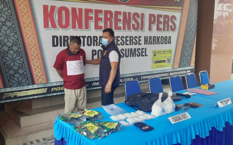 Tersangka Ario Shima bandar sabu di OKU Selatan saat dihadirkan dalam konfrensi pers/Foto: Fauzi
