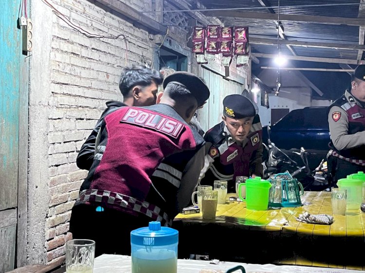 Satuan Samapta Polres Musi Rawas menggerebek sejumlah tempat warung menjual miras.(Foto Polres Musi Rawas/rmolsumsel.id)