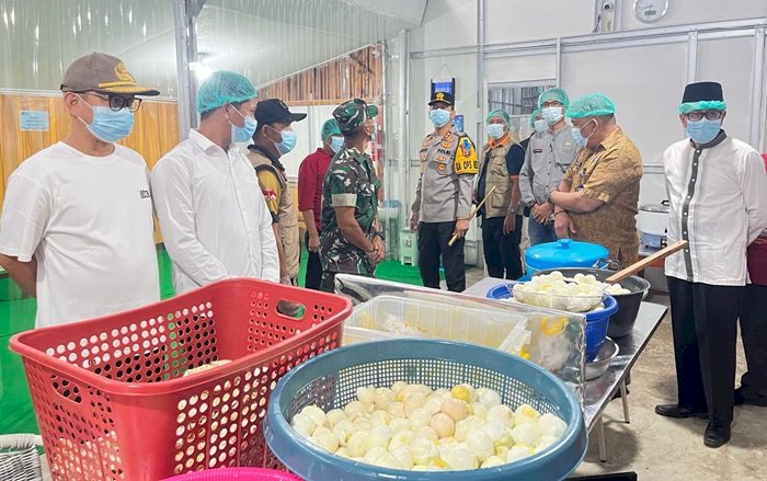 Penjabat (Pj) Bupati Empat Lawang, Fauzan Khoiri, bersama jajaran Forkopimda melakukan peninjauan di Pondok Makan 2 Sepakat yang merupakan lokasi dapur MBG di Tebing Tinggi, Kabupaten Empat Lawang, Jumat (21/2). (Istimewa/Relung)