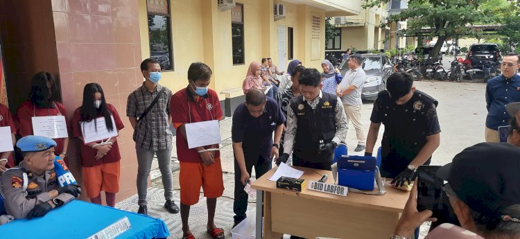  Ditresnarkoba Polda Sumsel saat melakukan pemusnahan barang bukti sabu seberat 4,079 kilogram yang diamankan dari 15 orang tersangka . (Fauzi/RMOLSumsel.id)
