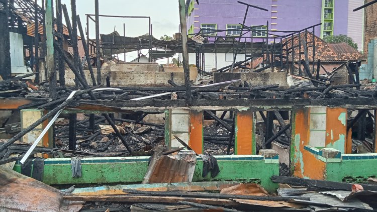 Sebanyak lima bangunan yang berada di Jalan Jalan HM Ryacudu, Lorong Suasana, RT 27, RW 04, Kelurahan 8 Ulu, Kecamatan Jakabaring, Palembang,ludes dilalap api. (Denny Pratama/RMOLSumsel.id)