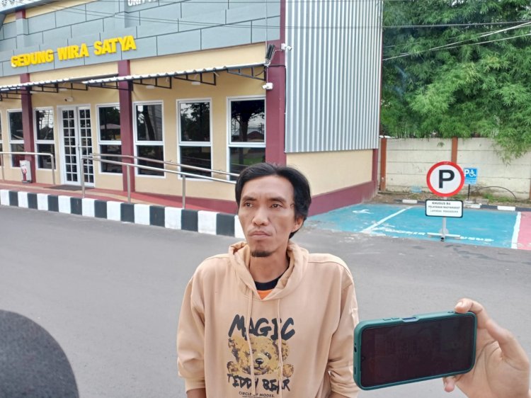 Dedi Kurniawan saat diwawancarai wartawan seusai membuat laporan polisi.(Denny Pratama/RMOLSumsel.id)