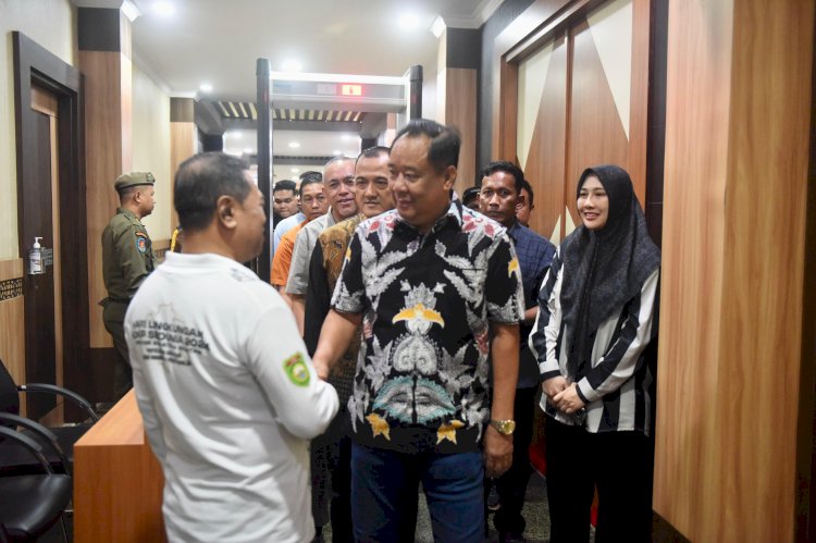 Cik Ujang saat mengunjungi ruang kerja Wakil Gubernur Sumatera Selatan. (Humas Pemprov Sumsel)