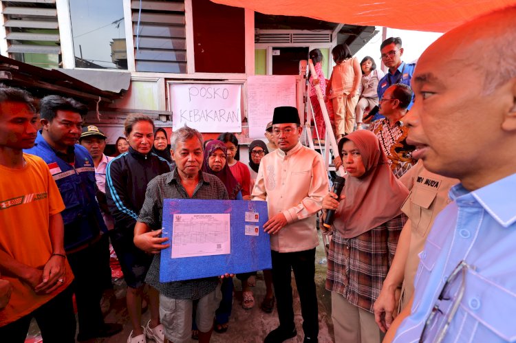 Wakil Wali Kota Palembang, Prima Salam, bersama jajaran mengunjungi korban kebakaran di  Jalan H. Ryacudu Lorong Suasana RT 27 RW 04, Kelurahan 8 Ulu, Kecamatan Jakabaring, Sabtu (22/2/2025). (Handout)
