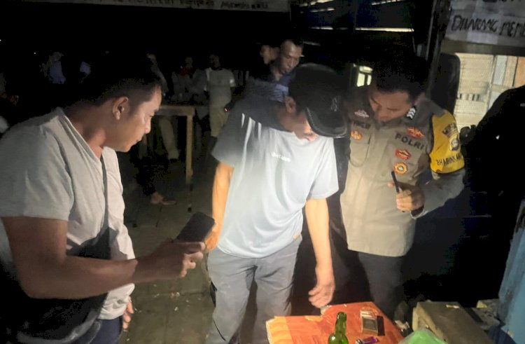Polisi menggerebek sebuah warung yang menjual minuman keras ditengah kebun sawit di Kabupaten Musi Rawas/ist
