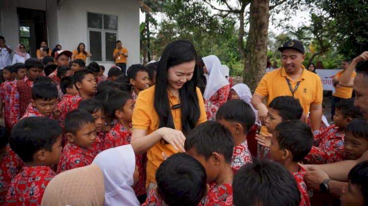 CEO Thamrin Group, Elysa Thamrin saat pemberian bantuan/ist