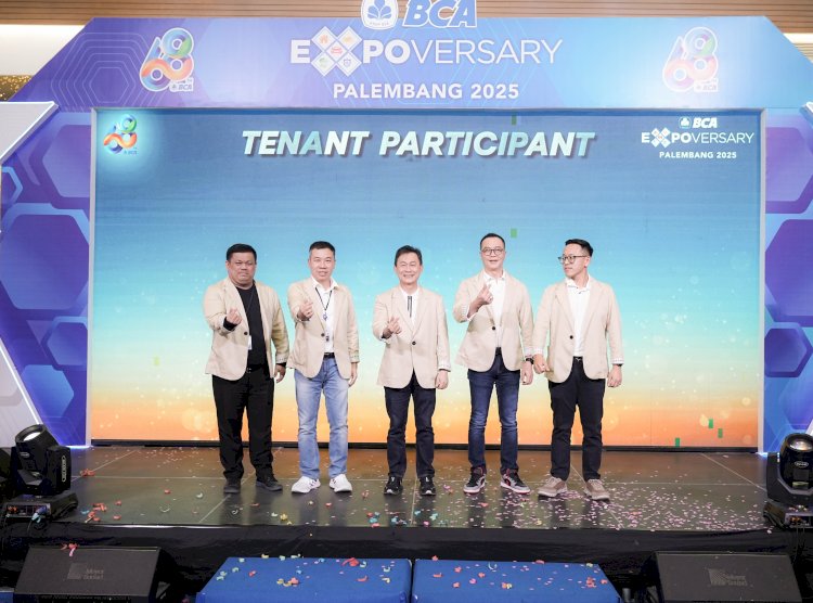 Direktur BCA Frengky Chandra, Kepala Kantor Wilayah VI Suhardjo Moeliadi, serta Pejabat BCA Hariyanto Ng, Ricky Winardi, dan Herianto saat  melaksanakan BCA Expoversary 2025 di Palembang. (Handout)